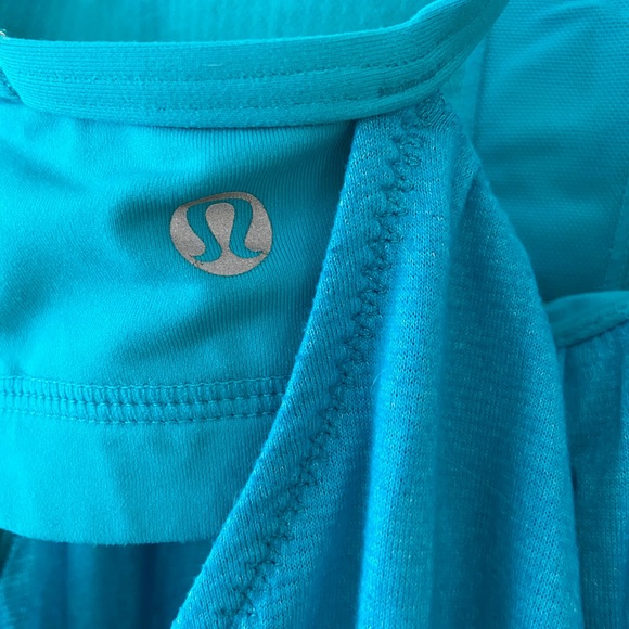 LULULEMON Yoga Tank, Built-In Bra - Size 4 - Picture 3 of 4
